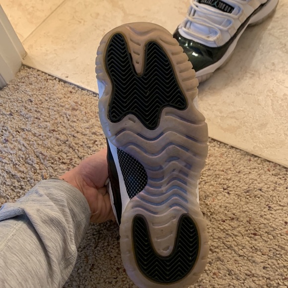 Jordan 11’s low top size 5.5y - Picture 4 of 12
